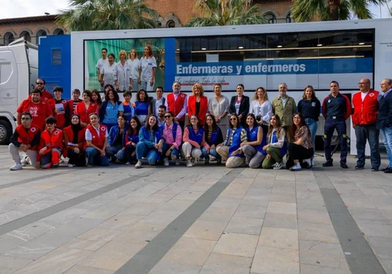El tráiler 'Ruta Enfermera' estará hasta el miércoles en la Plaza 12 de Octubre de Huelva capital