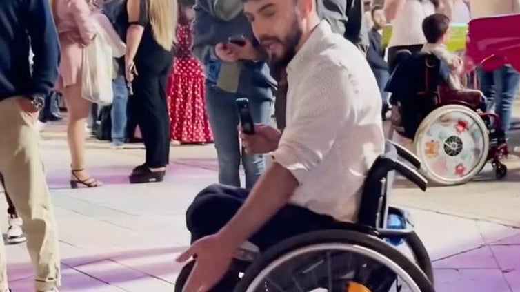 Luippi, el influencer onubense que muestra cómo se vive la Feria de Jerez en silla de ruedas