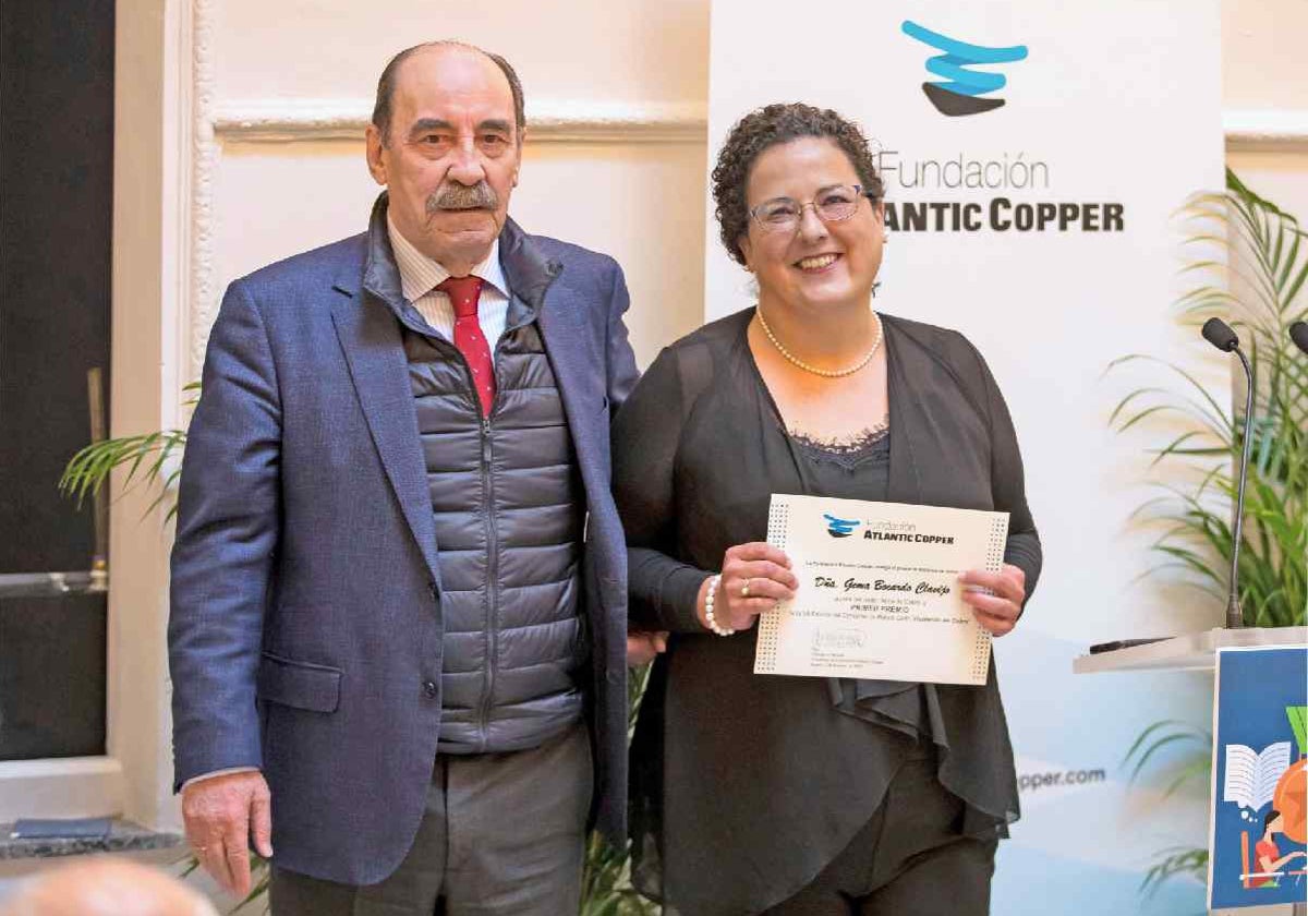 Heliodoro Mariscal, presidente de la fundación, con la última ganadora, Gema Bocardo