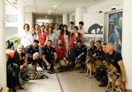 Guías caninos de la Policía visitan a los menores hospitalizados en el Juan Ramón Jiménez