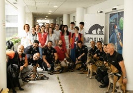 Guías caninos de la Policía visitan a los menores hospitalizados en el Juan Ramón Jiménez