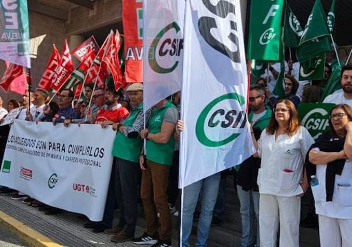 La protesta de las organizaciones sindicales a las puertas del Hospital Juan Ramón Jiménez