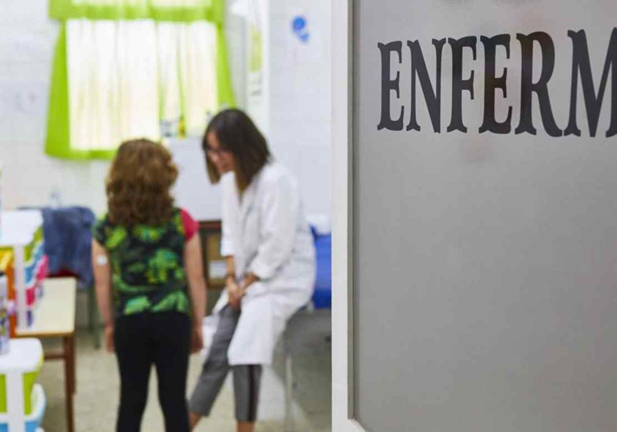 Una enfermera escolar atiende a una niña