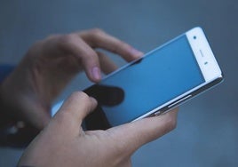 La OCU advierte: la palabra que nunca debes decir al responder el teléfono