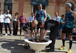 Antonio Bendala y Martín Fiz ponen en San Juan del Puerto un emocionante broche a su reto en favor de la donación de órganos y del medio ambiente