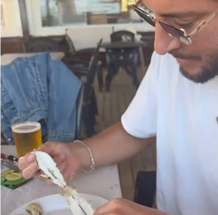Manuel Carrasco explica cómo pelar una acedía en su chiringuito de referencia en Isla Cristina
