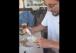 Manuel Carrasco explica cómo pelar una acedía en su chiringuito de referencia en Isla Cristina