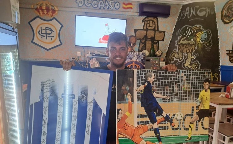 Imagen principal - Juan en su bar Pancho demostrando su pasión por el fútbol y por la pesca, y abajo el funko que le han hecho en su honor