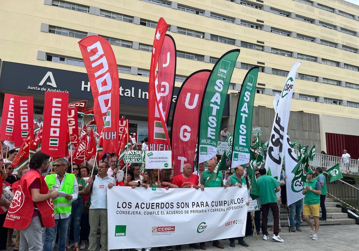 Los profesionales del SAS durante sus protestas de este miércoles en Huelva capital