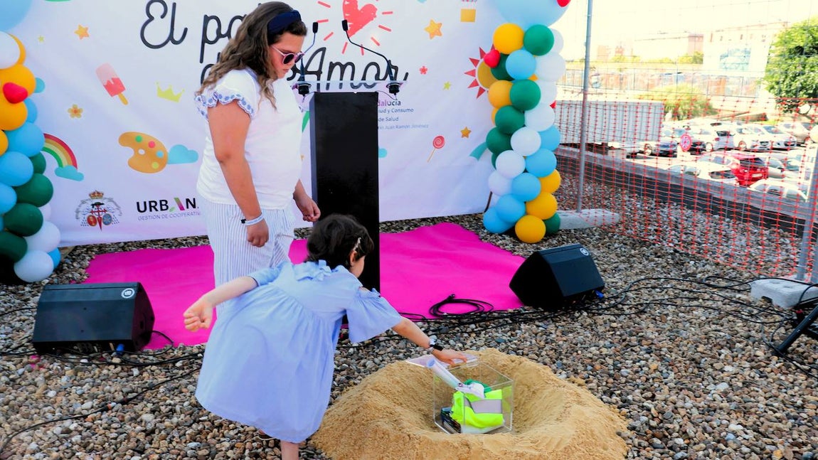 Colocada la primera piedra de El Patio del Amor en el Hospital Juan Ramón Jiménez