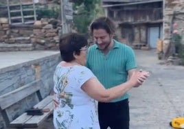 Manuel Carrasco comparte un entrañable baile con Amelia, una vecina de un pequeño pueblo de Castilla y León