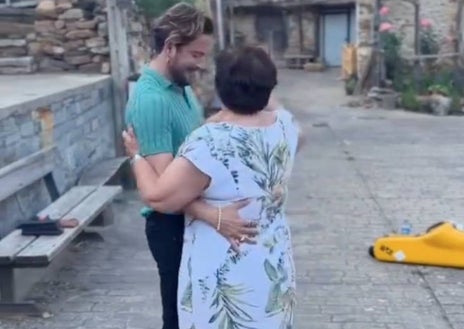 Imagen secundaria 1 - Manuel Carrasco comparte un entrañable baile con Amelia, una vecina de un pequeño pueblo de Castilla y León