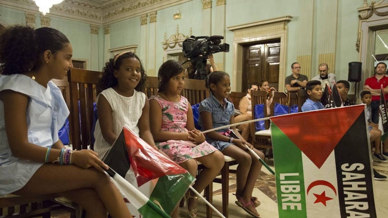 El recibimiento a los niños saharauis en el Ayuntamiento de Huelva en ediciones anteriores del programa