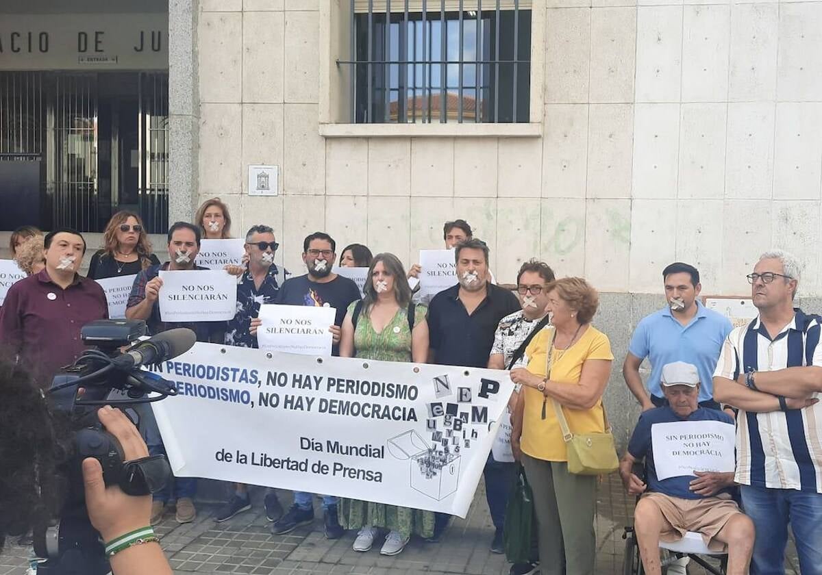 Concentración de apoyo en Huelva a la periodista condenada
