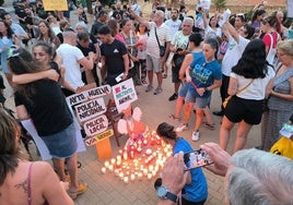 Multitudinaria concentración contra el maltrato animal en Huelva tras la salvaje paliza a un perro