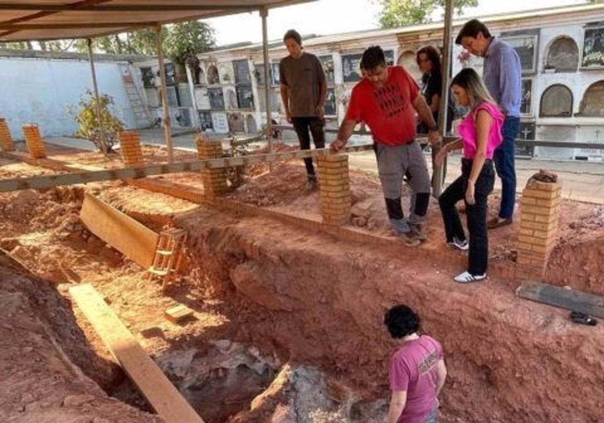 María Márquez visita las fosas comunes del cementerio de Riotinto