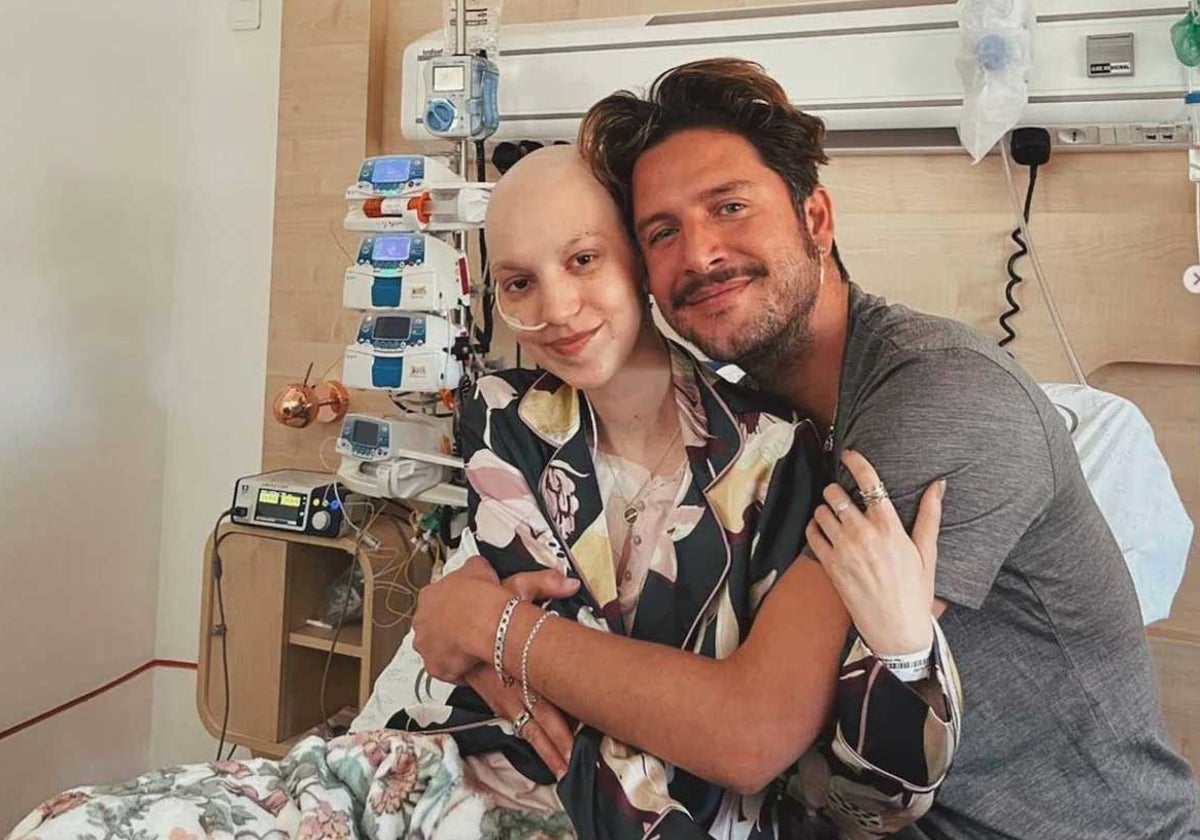 El cantante junto a Elena en una de sus visitas al hoapital