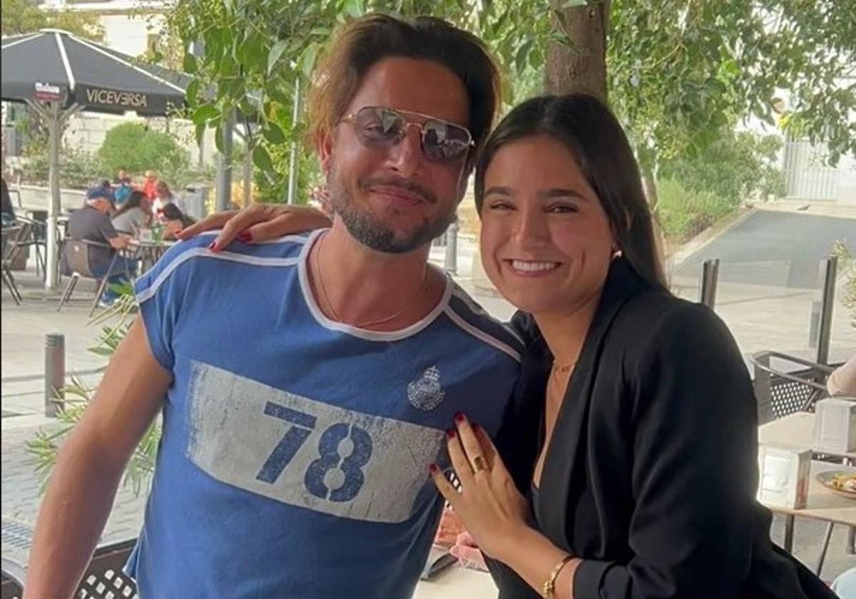 Imagen de la joven junto a Manuel Carrasco