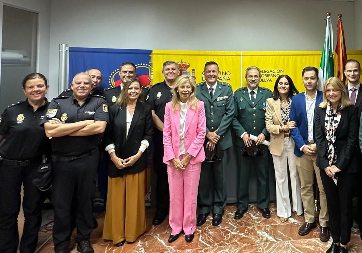 Entrega de las medallas a los dos miembros de los Cuerpos y Fuerzas de Seguridad del Estado en Huelva que el Ministerio del Interior ha distinguido por su servicio