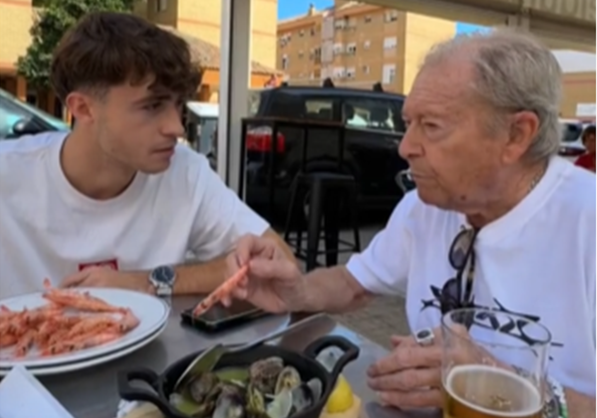 Emilio Morillo, conocido popularmente en TikTok como 'Don Yoyo', prueba las famosas gambas de Huelva