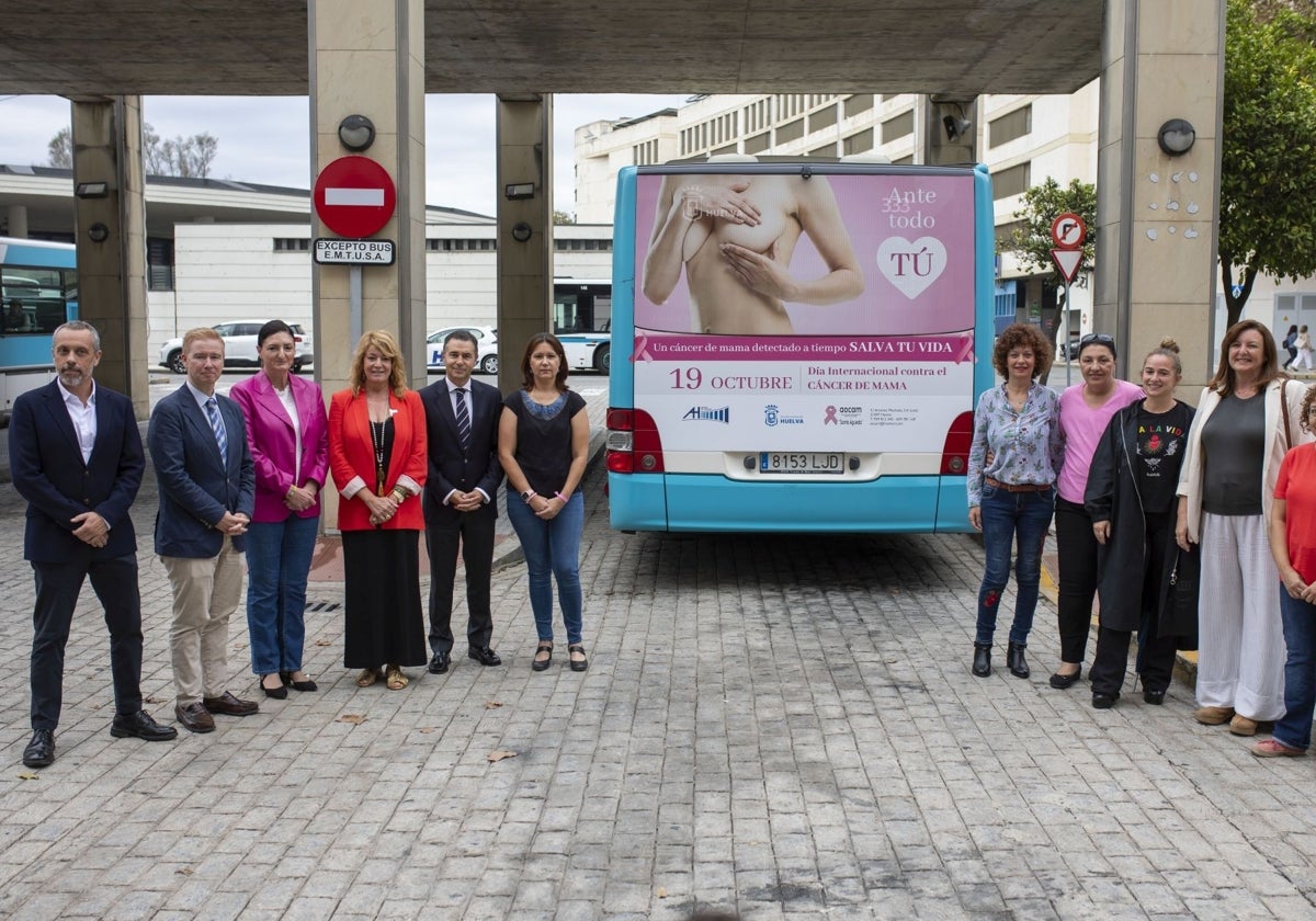 Uno de los autobuses de Emtusa teñidos de rosa que circulará esta semana por los barrios de huelva