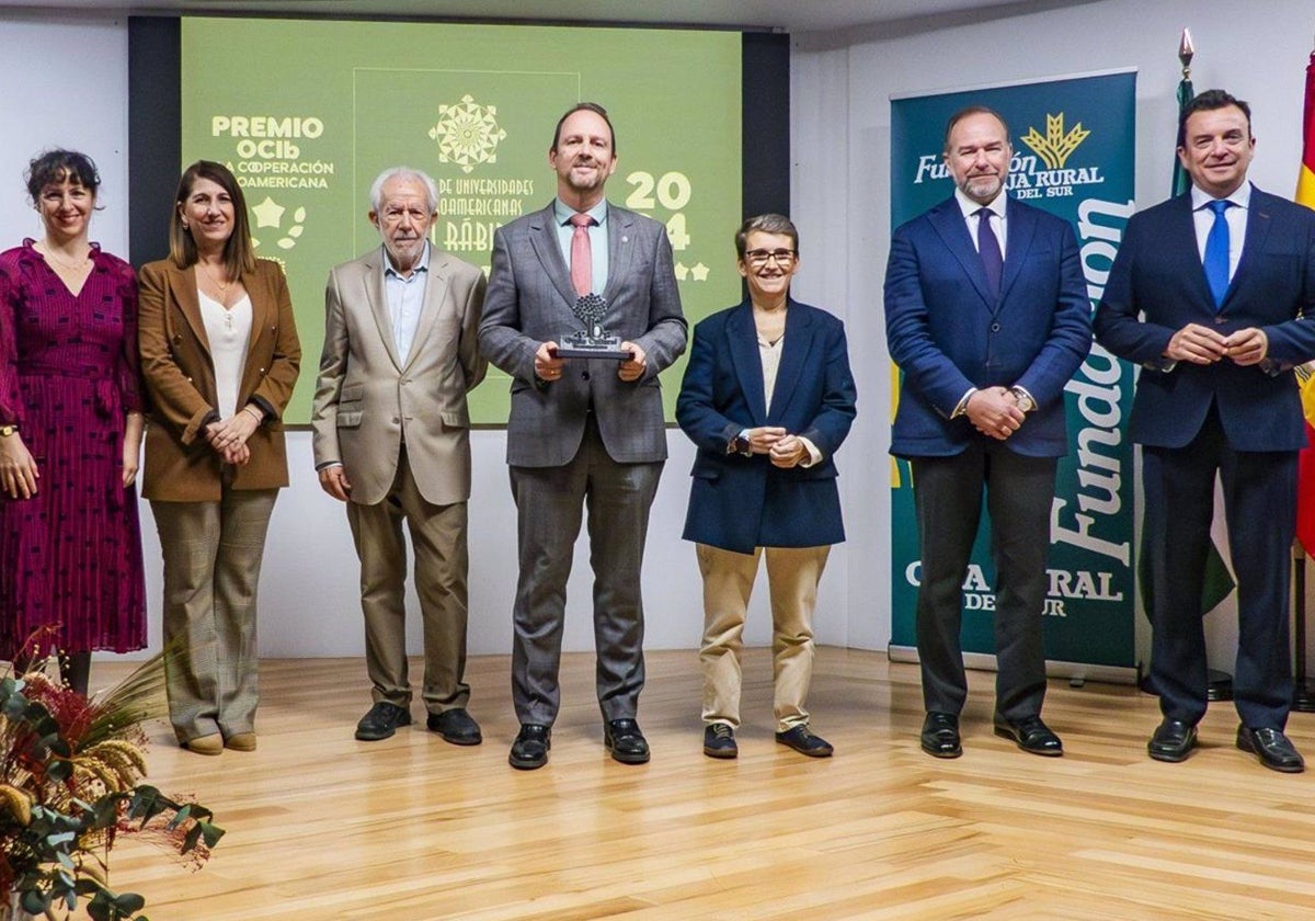 Foto de familia de la entrega del premio