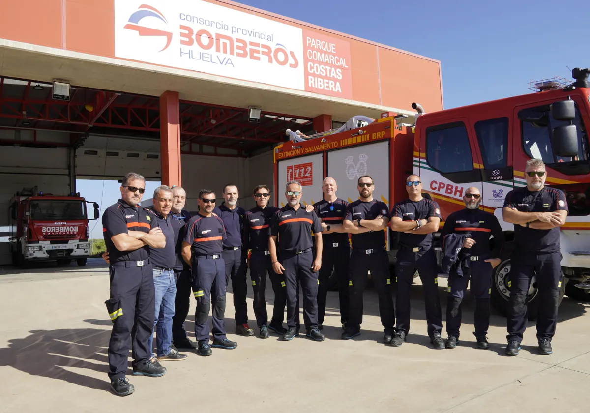 Los nueve bomberos que han salido este miércoles hacia Valencia desde el Parque Comarcal de Punta Umbría