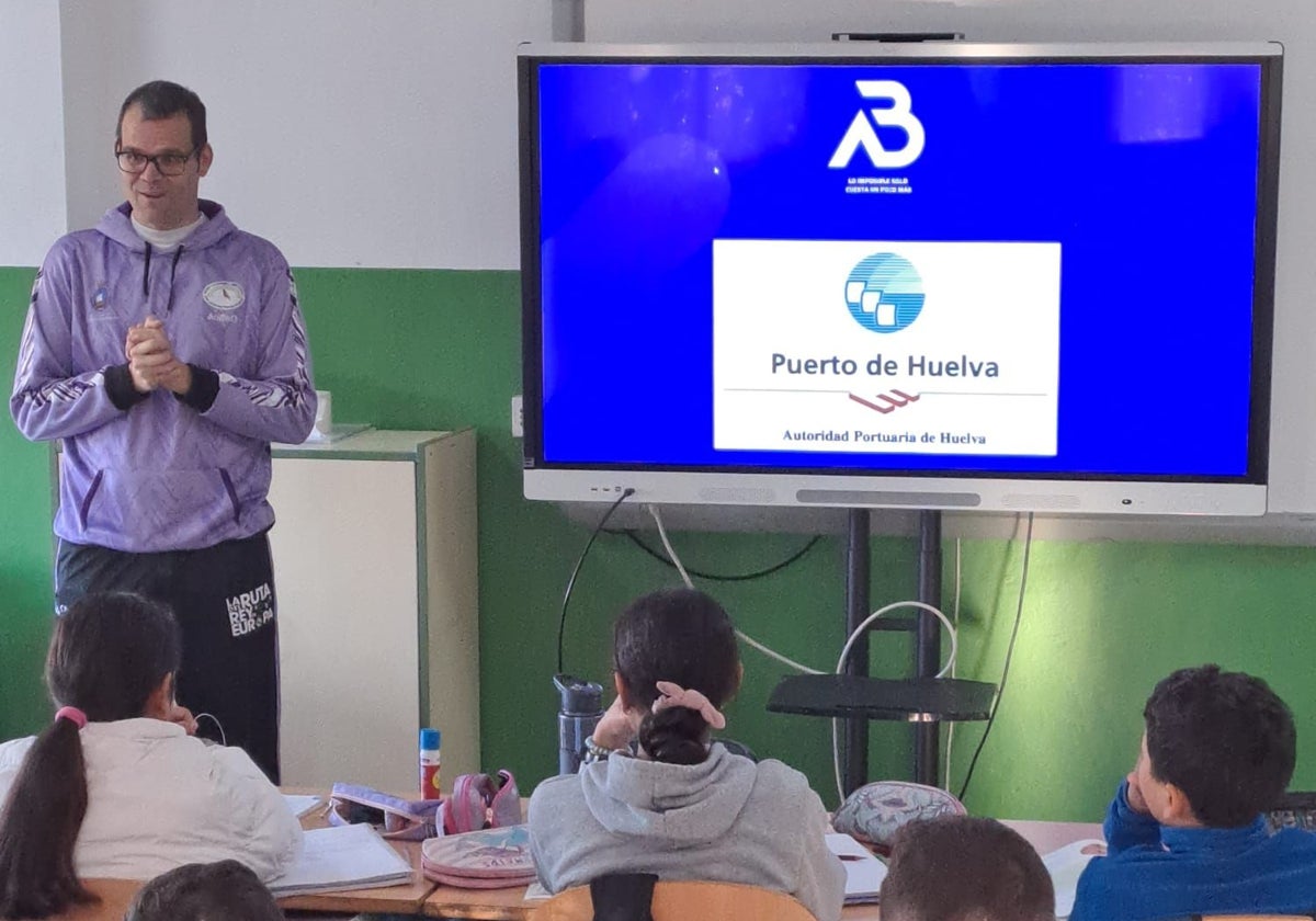 Antonio Bendala, durante su charla en el CEIP JJ Rebollo