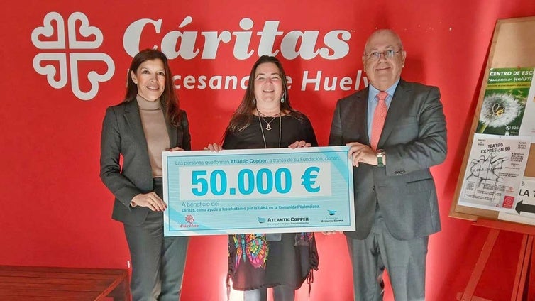 La Fundación Atlantic Copper entrega  100.000 euros a Cruz Roja y Cáritas para las víctimas de la DANA