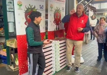 En una frutería de Bilbao explican cómo se deben comer las fresas de Huelva: llevas toda la vida haciéndolo mal