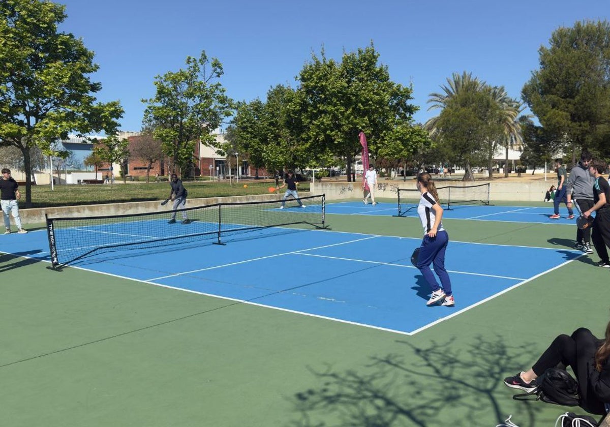 La Universidad de Huelva inaugura tres pistas de pickleball en el Campus de El Carmen