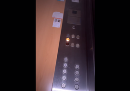 Una mujer vive un momento angustioso al quedarse encerrada en un ascensor en Huelva: «Me estoy quedando sin batería»