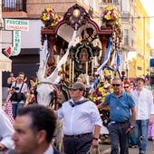 La Hermandad saliendo por su barrio del Polvorín