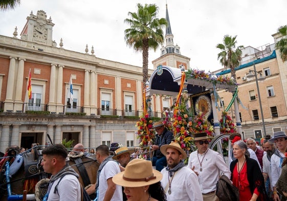 Viernes romero en Huelva: La Hermandad filial de la Bella de Huelva ya camina hacia tierras leperas