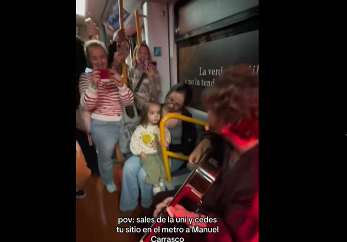 Captura del momento donde Manuel Carrasco sorprende a un vagón de metro en Madrid