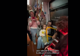 Captura del momento donde Manuel Carrasco sorprende a un vagón de metro en Madrid