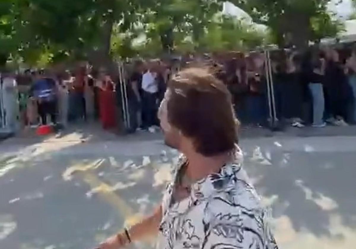 Confunden a un hombre con Manuel Carrasco y le ocurre esto