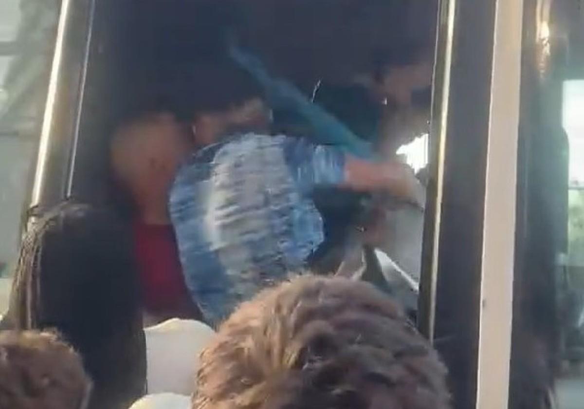 Se forma una gran pelea a la salida de un autobús en Punta Umbría
