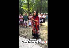 Pepita de Jere' cata la Salve Rociera ante una réplica de la Virgen en Carolina del Sur