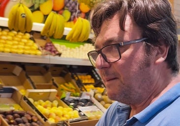 Un frutero de Sevilla habla alto y claro sobre los frutos rojos de Huelva: «Los mejores son de...»