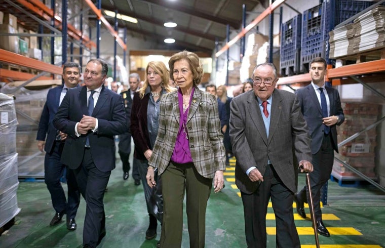 La reina Sofía, durante su visita a las instalaciones del Banco de Alimentos