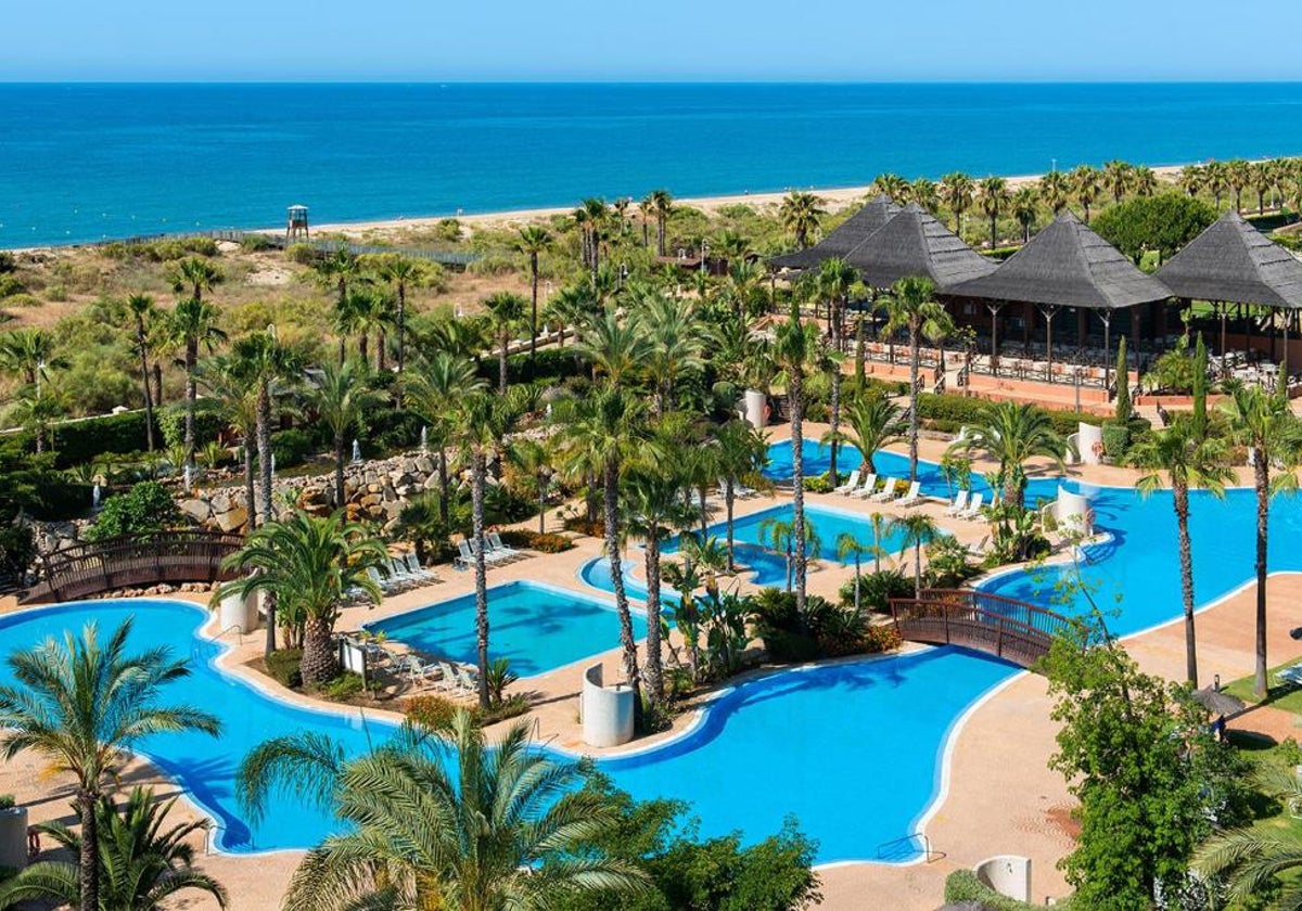 Zona de jardines y piscinas de Puerto Antilla Grand Hotel, en la costa de Huelva