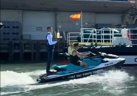 El camarero más famoso de internet apareció en la Copa del Rey de Tenis de Huelva: «Con permiso, buenas tardes»