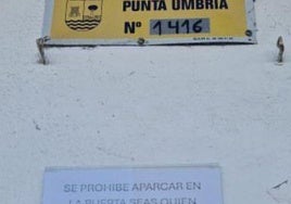 El cartel de Punta Umbría que deja muy claro su mensaje a los conductores: «Prohibido aparcar aunque seas Rita la Cantaora»