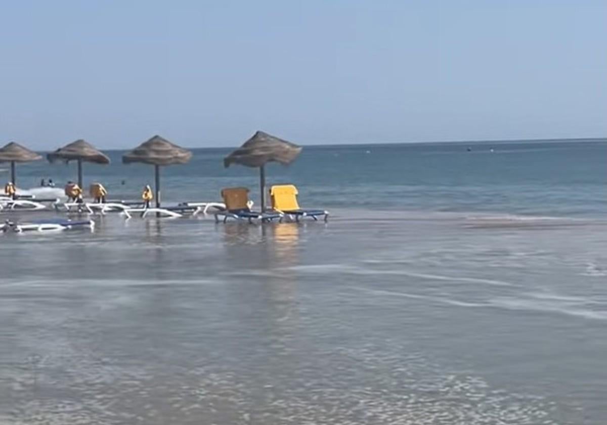 La marea sorprende a los bañistas de la Playa del Parador de Mazagón