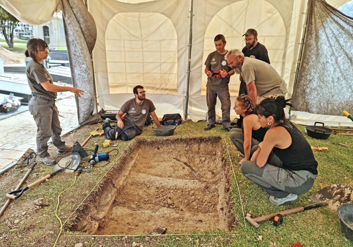 El equipo de la Universidad de Granada trabajando en las exhumaciones