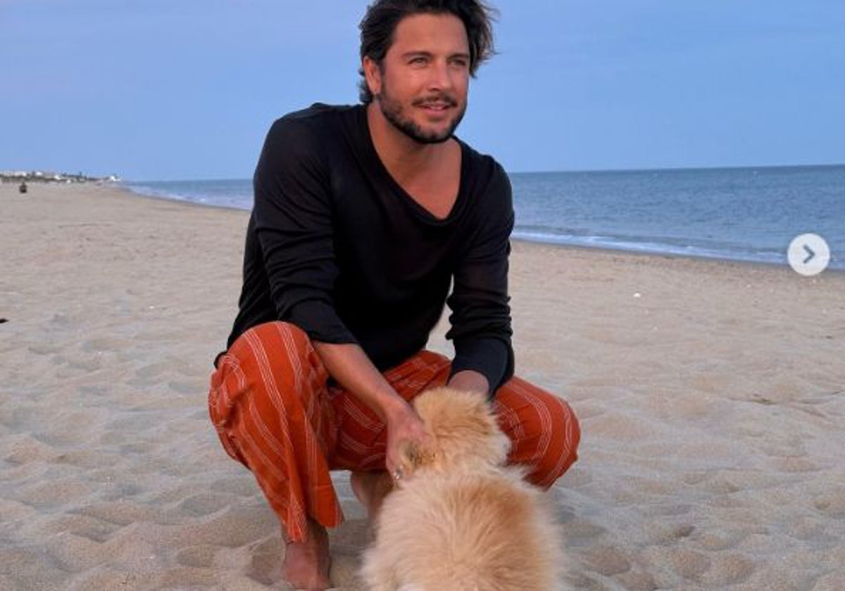 Manuel Carrasco, en la playa de Isla Cristina