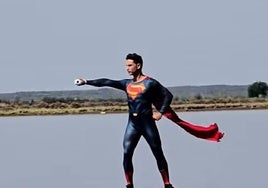 Superman 'sobrevuela' la ría de Huelva: «Esto nada más que pasa aquí»