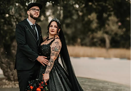 Una mujer se casa en Huelva completamente vestida de negro: «Está guapísima, ¡me encanta!»