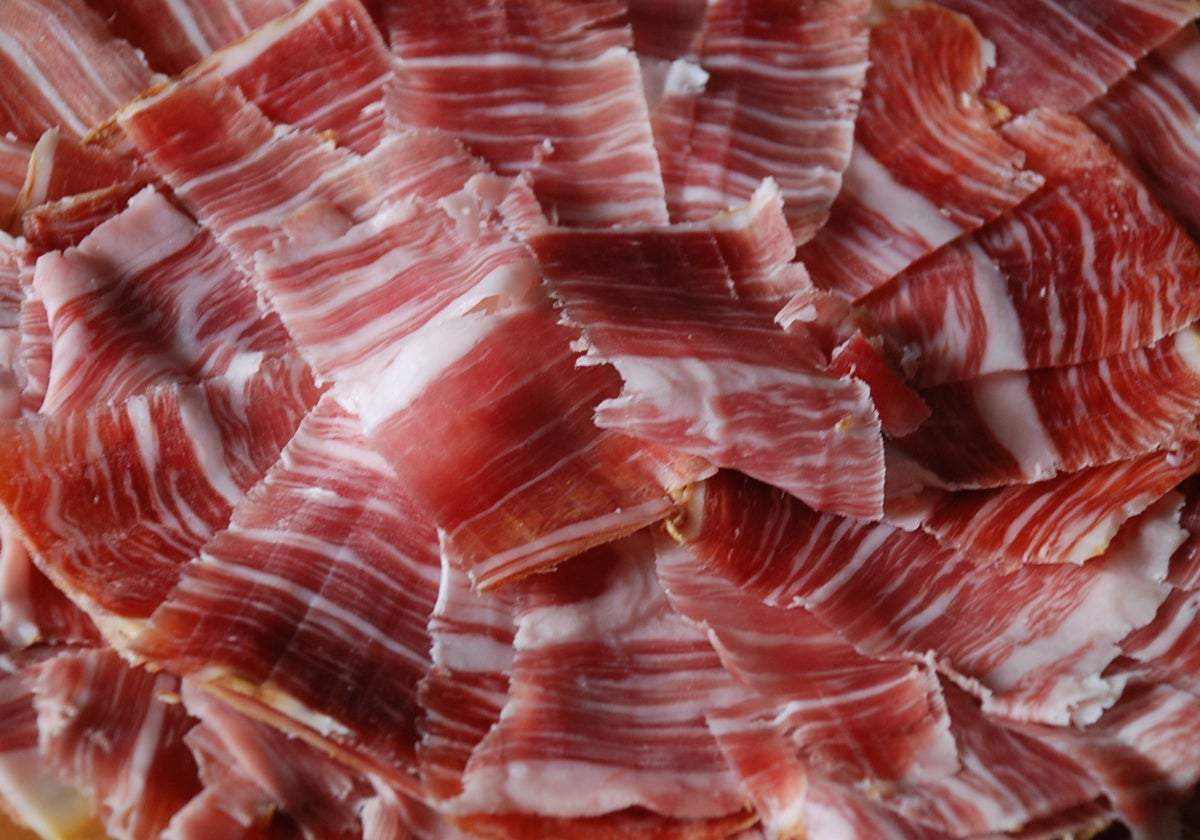 Imagen de archivo de un plato de jamón serrano
